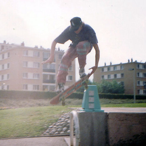 skateboard - tail grab - saint-egreve (FR) - photo : laurent M